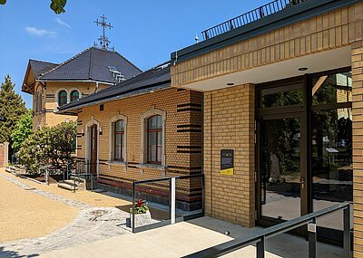 Pathologiegebäude mit gelbem Klinker, daran angebaut Neubau mit Eingang zur Gedenkstätte Großschweidnitz 