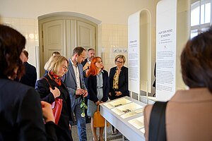 In_der_Ausstellung_Start_Grohmann.jpg 